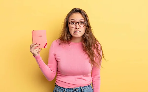 Ispanica Bella Donna Guardando Perplesso Confuso Concetto Ordine Del Giorno — Foto Stock