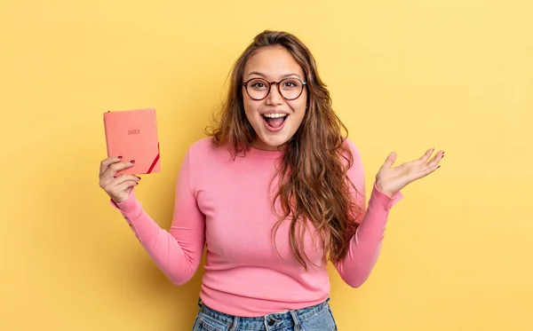 Ispanica Bella Donna Sentirsi Felice Stupito Qualcosa Incredibile Concetto Ordine — Foto Stock