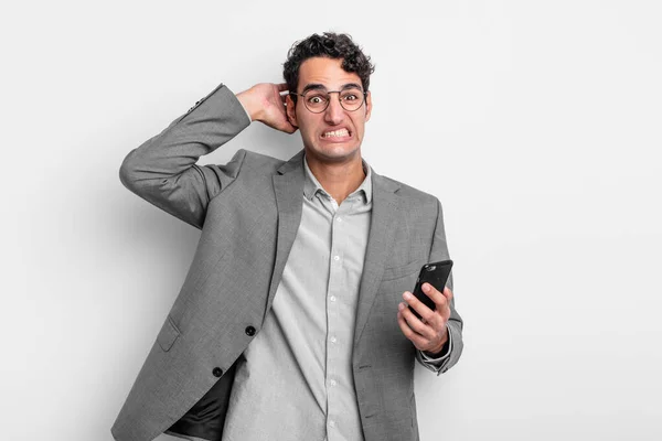 ヒスパニック系のハンサムな男は 頭の上に手で 不安や怖がって ストレスを感じる ビジネスと電話のコンセプト — ストック写真