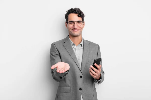 Hombre Guapo Hispano Sonriendo Felizmente Con Amistoso Ofreciendo Mostrando Concepto —  Fotos de Stock