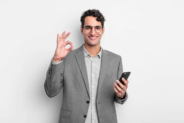 Hombre Guapo Hispano Sintiéndose Feliz Mostrando Aprobación Con Buen Gesto — Foto de Stock