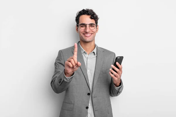 Homem Bonito Hispânico Sorrindo Orgulhosamente Confiantemente Fazendo Número Conceito Negócios — Fotografia de Stock