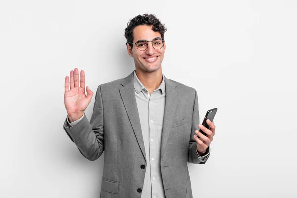 笑顔で手を振って歓迎し挨拶するパニックハンサムな男 ビジネスと電話のコンセプト — ストック写真
