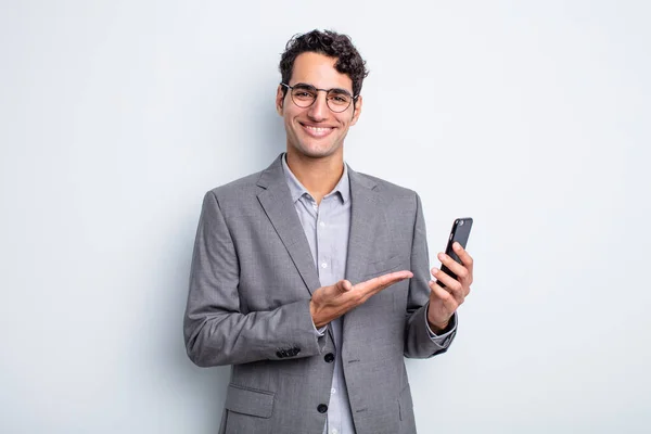 パニックハンサムな男は陽気に笑って幸せを感じコンセプトを示す ビジネスと電話のコンセプト — ストック写真