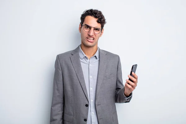 Hispánský Pohledný Muž Cítí Zmatený Zmatený Obchodní Telefonní Koncept — Stock fotografie