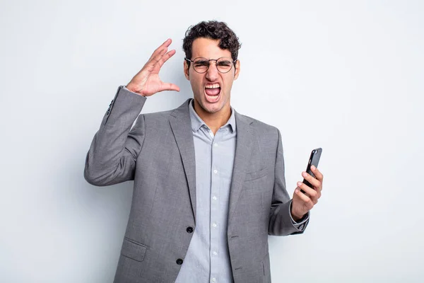 Hispánský Pohledný Muž Křičící Rukama Nad Hlavou Obchodní Telefonní Koncept — Stock fotografie