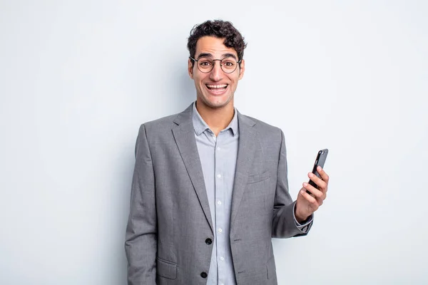 Latino Komea Mies Näyttää Onnelliselta Iloisesti Yllättynyt Liiketoiminnan Puhelimen Käsite — kuvapankkivalokuva