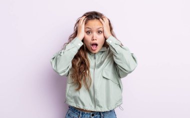 İspanyol güzel kadın dehşete kapılmış ve şok olmuş hissediyor, ellerini havaya kaldırıyor ve bir hata yüzünden panikliyor.