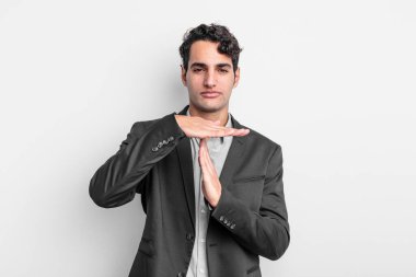 Genç işadamı ciddi, sert, kızgın ve hoşnutsuz görünüyor.