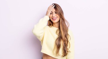 Asyalı güzel kadın gülüyor ve alnına şaplak atıyor. Unuttum ya da aptalca bir hataydı. 