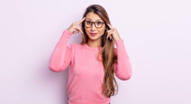 Asyalı güzel kadın konsantre olmuş ve bir fikir üzerinde kafa yoruyor, bir soruna ya da soruna çözüm hayal ediyor.