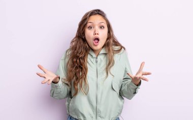 İspanyol güzel bir kadın son derece şaşırmış, şaşırmış, endişeli ve paniklemiş, stresli ve dehşete kapılmış bir bakışla