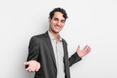 Genç işadamı mutlu, kibirli, gururlu ve kendinden memnun görünüyor.