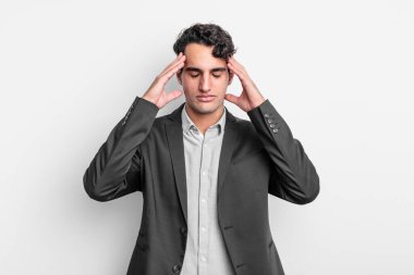 Genç işadamı odaklanmış, düşünceli ve ilham verici görünüyor, beyin fırtınası yapıyor ve hayal kuruyor.