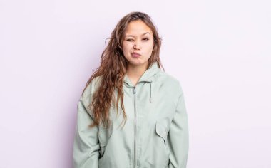 İspanyol güzel kadın kendini şaşkın ve şüpheli hissediyor, merak ediyor ya da karar vermeye çalışıyor.