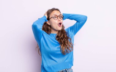 İspanyol asıllı, ağzı açık güzel bir kadın korkunç bir hata yüzünden dehşete düşmüş ve şok olmuş görünüyor.