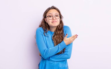 İspanyol güzel kadın, kafası karışık ve bilgisiz, şüpheli bir açıklama ya da düşünceyi merak ediyor.