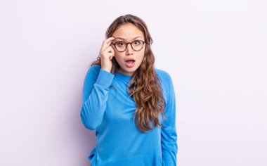 İspanyol güzel kadın şaşırmış, ağzı açık, şok olmuş, yeni bir düşünce, fikir ya da konsept keşfediyor.