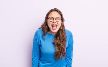 İspanyol güzel kadın agresif bir şekilde bağırıyor, çok kızgın, hayal kırıklığına uğramış, öfkeli ya da sinirli görünüyor, hayır