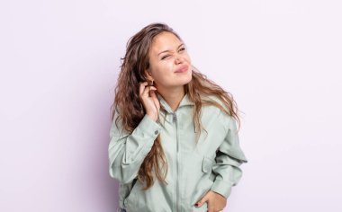 İspanyol güzel bir kadın stresli, hayal kırıklığına uğramış ve yorgun, endişeli ve sorunlu bir bakışla boynunu ovalıyor.