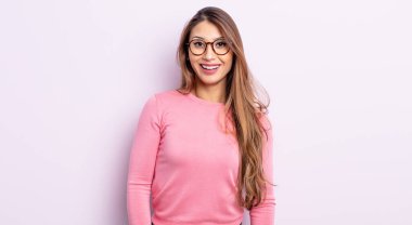 Asyalı güzel kadın mutlu ve hoş bir şekilde şaşırmış görünüyor. Büyülenmiş ve şok olmuş bir ifadeyle heyecanlanıyor.