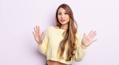 Asyalı güzel bir kadın gergin, endişeli ve endişeli görünüyor, benim hatam olmadığını yoksa benim yapmadığımı söylüyor.