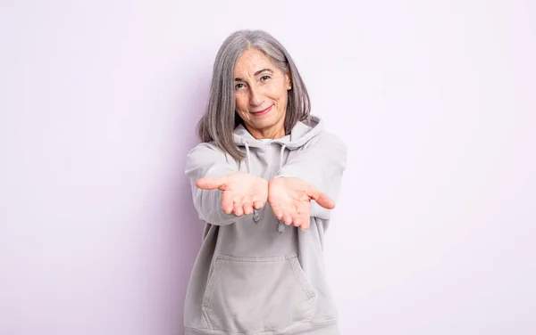 Senior Mooie Vrouw Glimlachen Gelukkig Met Vriendelijke Zelfverzekerde Positieve Blik — Stockfoto