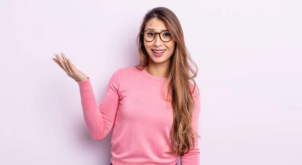 Asiática Bonita Mulher Sentindo Feliz Surpreso Alegre Sorrindo Com Atitude — Fotografia de Stock