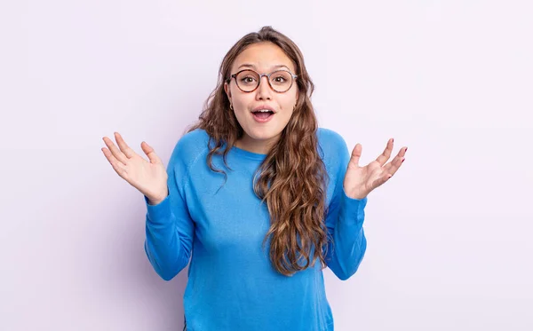 Hispanic Mooie Vrouw Kijken Geschokt Verbaasd Met Kaak Gedaald Verrassing — Stockfoto