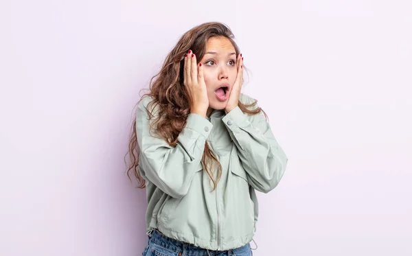 Mujer Bonita Hispana Sintiéndose Feliz Emocionada Sorprendida Mirando Lado Con —  Fotos de Stock