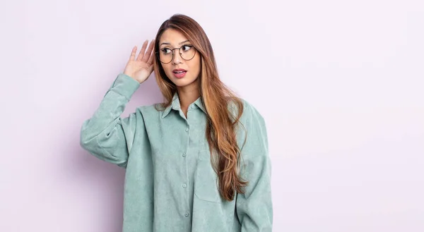 Asiático Bonita Mujer Sonriendo Mirando Curiosamente Lado Tratando Escuchar Chismes — Foto de Stock