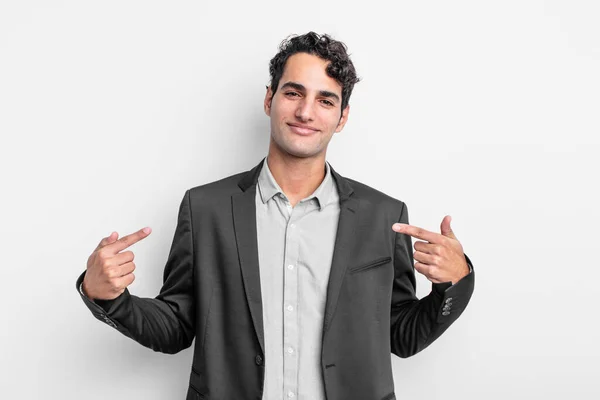 Joven Hombre Negocios Que Orgulloso Arrogante Feliz Sorprendido Satisfecho Señalándose — Foto de Stock