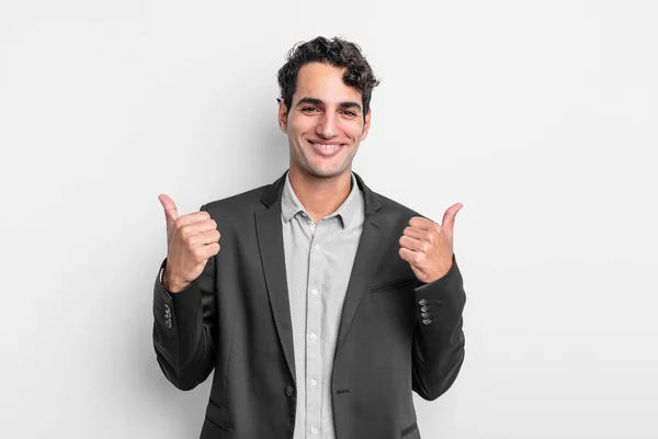 Jovem Empresário Sorrindo Alegremente Parecendo Feliz Sentindo Despreocupado Positivo Com — Fotografia de Stock