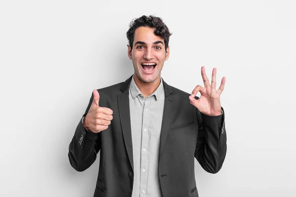 若いビジネスマンは幸せと驚きと満足と驚きを感じ大丈夫で親指を立ててジェスチャーを見せ笑顔で — ストック写真