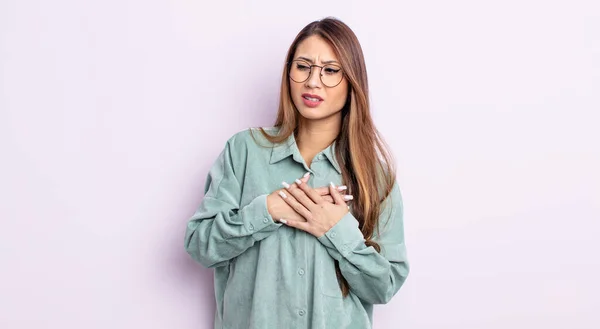 Asiático Bonita Mujer Buscando Triste Herido Con Corazón Roto Sosteniendo — Foto de Stock