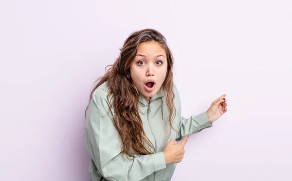 Hispanic Pretty Woman Feeling Shocked Surprised Pointing Copy Space Side — Stock Photo, Image