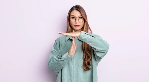 Asiático Bonita Mujer Buscando Seria Severa Enojado Disgustado Haciendo Tiempo — Foto de Stock