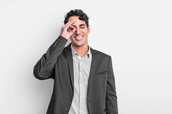 Jovem Empresário Sorrindo Feliz Com Cara Engraçada Brincando Olhando Através — Fotografia de Stock