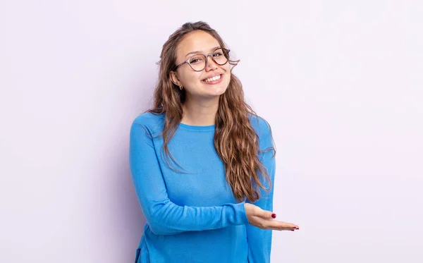 Hispânico Bonita Mulher Sorrindo Alegremente Sentindo Feliz Mostrando Conceito Espaço — Fotografia de Stock