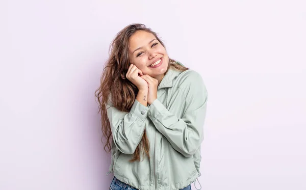 Hispanic Mooie Vrouw Gevoel Liefde Zoek Schattig Schattig Gelukkig Lachend — Stockfoto