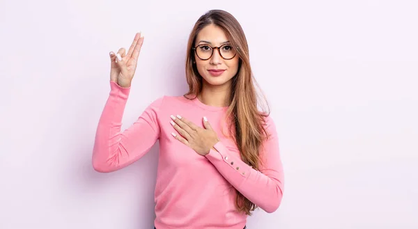 Asiático Bonita Mujer Buscando Feliz Seguro Digno Confianza Sonriendo Mostrando —  Fotos de Stock