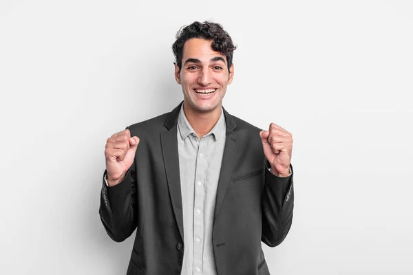 Joven Empresario Sintiéndose Sorprendido Emocionado Feliz Riendo Celebrando Éxito Diciendo —  Fotos de Stock