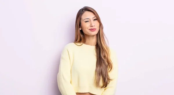 Asiatische Hübsche Frau Sieht Glücklich Und Freundlich Aus Lächelt Und — Stockfoto