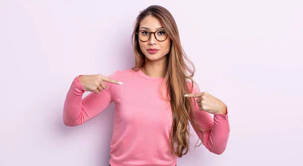 Ásia Bonita Mulher Olhando Orgulhoso Positivo Casual Apontando Para Peito — Fotografia de Stock