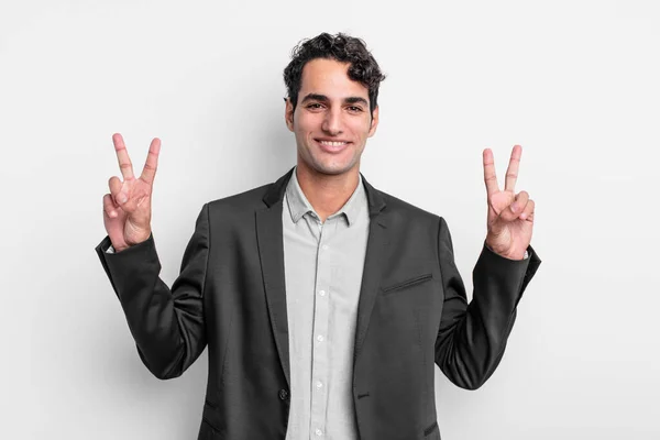 Jovem Empresário Sorrindo Olhando Feliz Amigável Satisfeito Gesticulando Vitória Paz — Fotografia de Stock