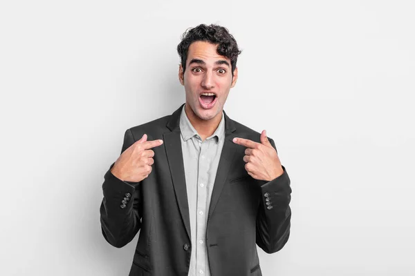 Mladý Podnikatel Cítí Šťastný Překvapený Hrdý Ukazuje Sebe Vzrušeným Užaslým — Stock fotografie