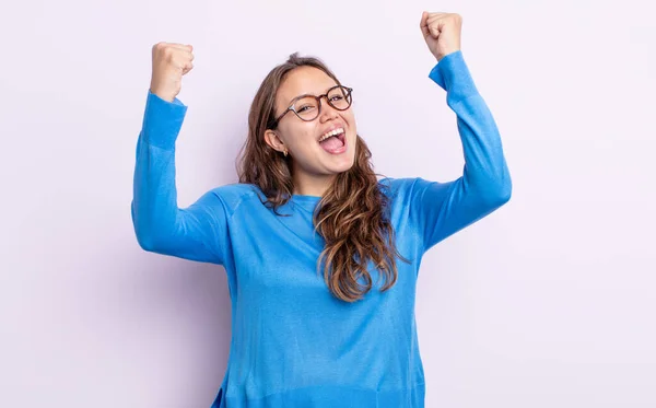 Hispanische Hübsche Frau Schreit Triumphierend Sieht Aus Wie Aufgeregt Glücklich — Stockfoto