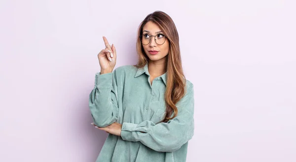 Ásia Bonita Mulher Sorrindo Feliz Olhando Para Lado Querendo Saber — Fotografia de Stock