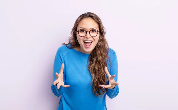 Mulher Bonita Hispânica Sentindo Feliz Surpreso Sortudo Surpreso Como Dizer — Fotografia de Stock