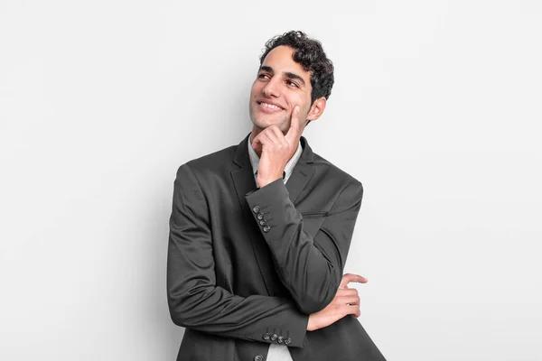 Joven Hombre Negocios Sonriendo Feliz Soñando Despierto Dudando Mirando Lado —  Fotos de Stock